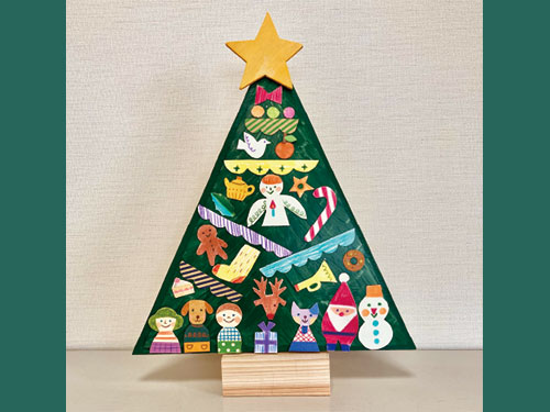 木のマグネットクリスマスツリーの写真